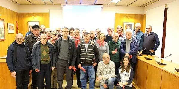 Els Castellers d’Altafulla reten homenatge als 29 camises que van fundar la colla ara fa 45 anys