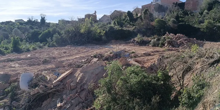 Denuncien un home per enterrar les restes esmicolades d'una teulada de fibrociment a la Fatarella