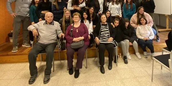 El centre de dia Marinada de Roda de Berà comparteix històries de vida amb alumnes de secundària