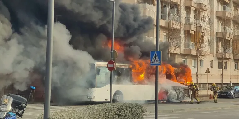 Dinou evacuats d'un edifici per l'incendi d'un autobús a Blanes