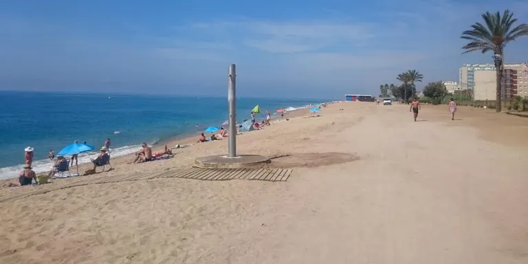 La Platja de la Riera ja rep els banyistes que estrenen sorra