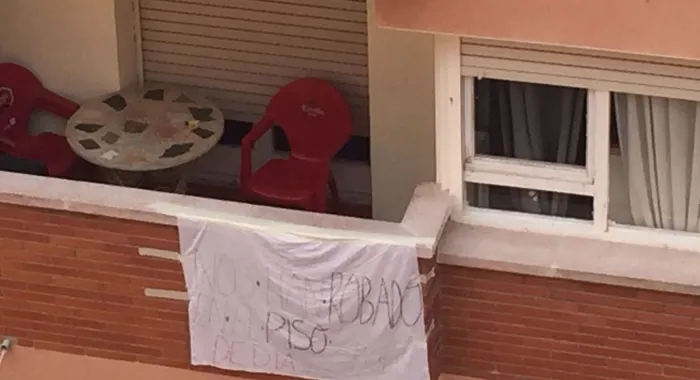 Alguns dels afectats fan visible que han patit un robatori al balcÃ³ de casa seva ( Foto: Juanjo Al