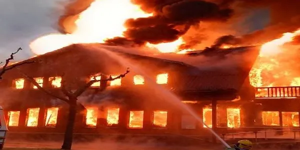 Un incendi crema un restaurant del Càmping Arc de Berà i n'enfonsa l’estructura