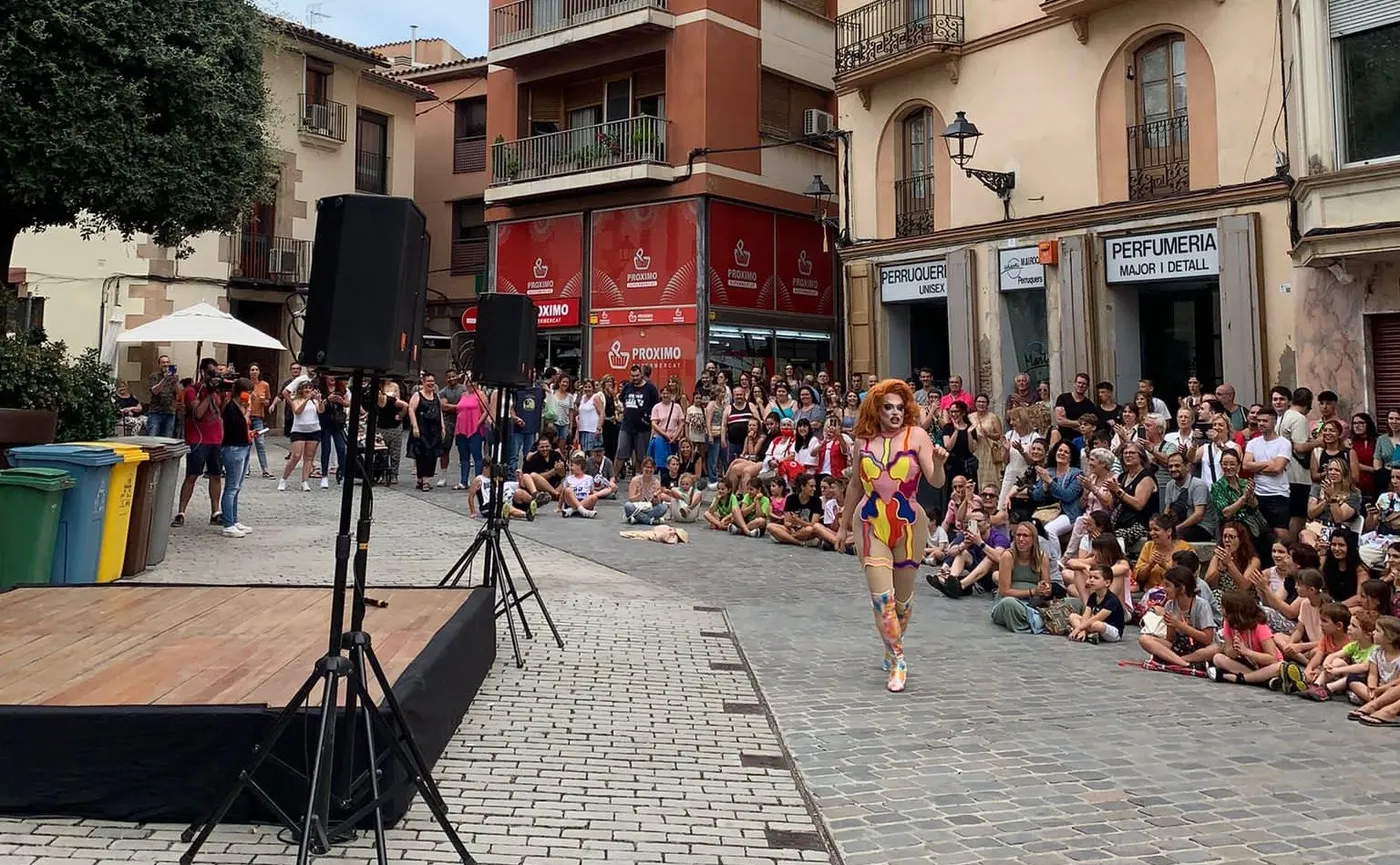 Centenars de persones assisteixen al show drag queen que tanca els actes del Dia de l'Orgull LGTBI+ a Caldes