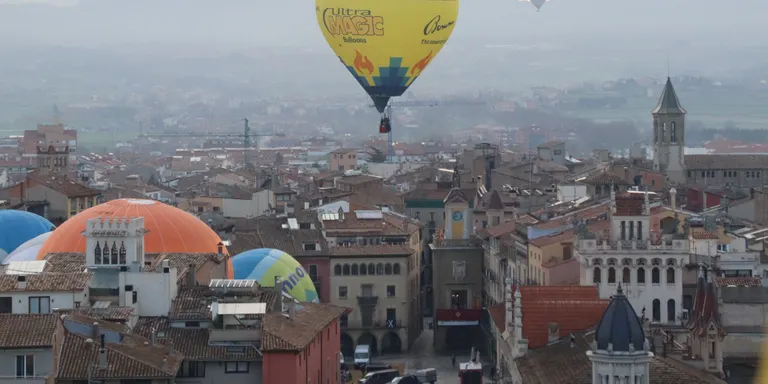 Arrenca el 39è Torneig Internacional de Globus del Mercat del Ram de Vic amb una quinzena de pilots