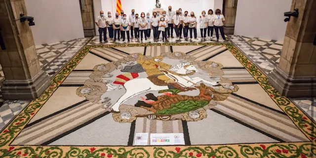 Membres d’Acció Cívica Calderina participen en l’elaboració d’una catifa al saló Sant Jordi del Palau de la Generalitat