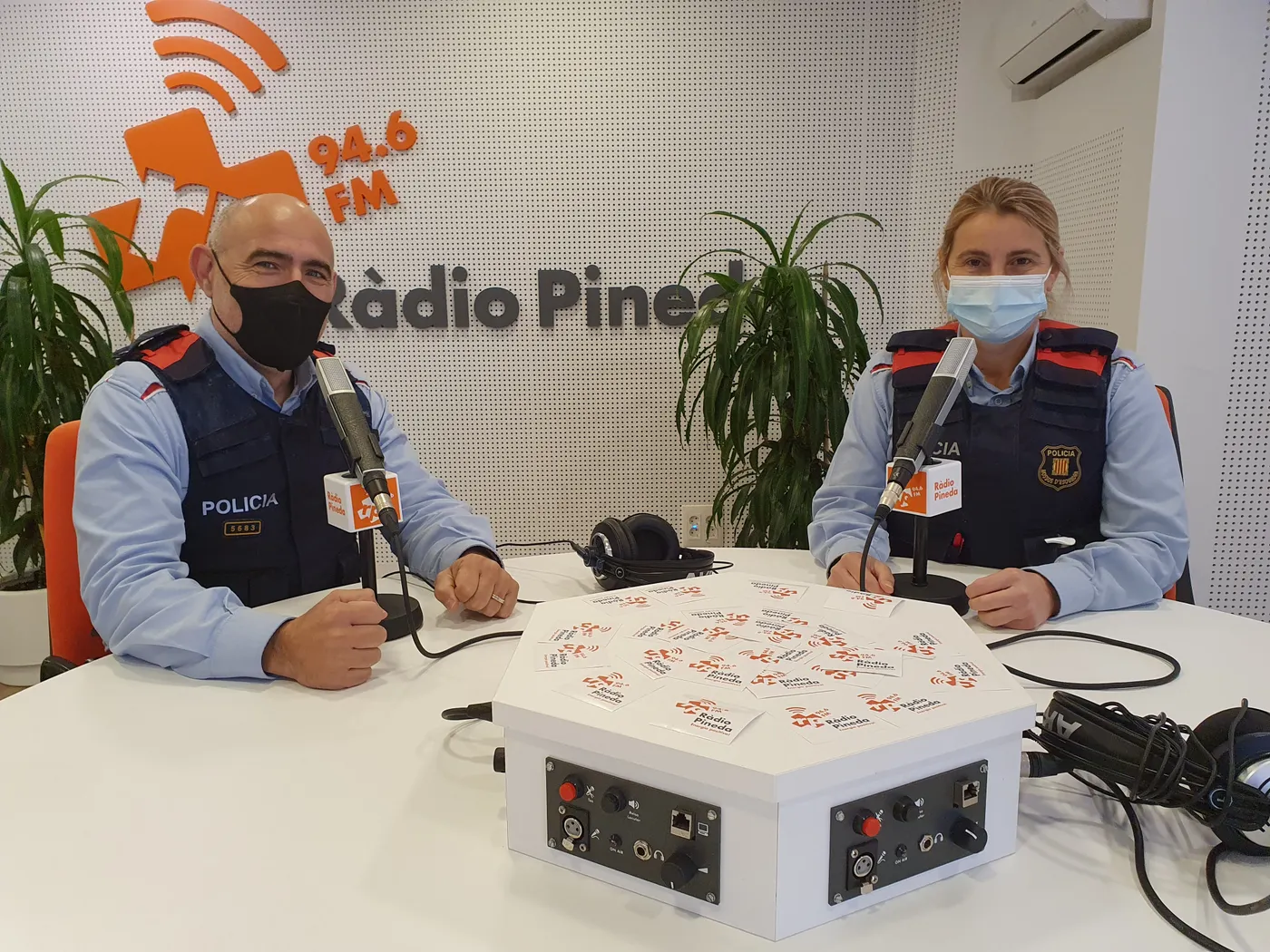 «Ni obrir portes, ni donar dades». Els Mossos alerten de diverses estratègies de lladres i estafadors