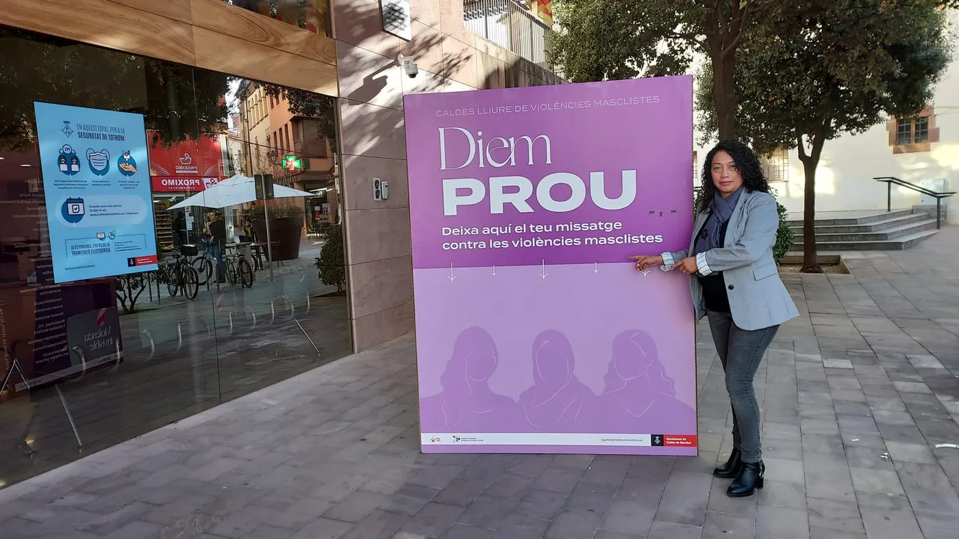 Una estructura mòbil instal·lada a l'exterior de l'Ajuntament amb els noms de les víctimes de violència masclista de 2021 enceta els actes del 25-N