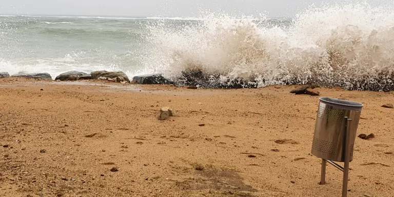 El temporal de xaloc ha afectat el Passeig Marítim de Pineda
