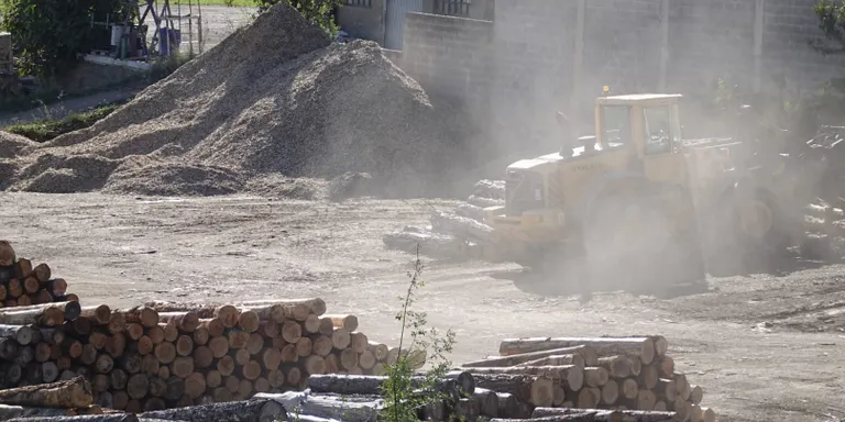 Veïns de la Cissa demanen una solució urgent a les molèsties de la serradora de la zona
