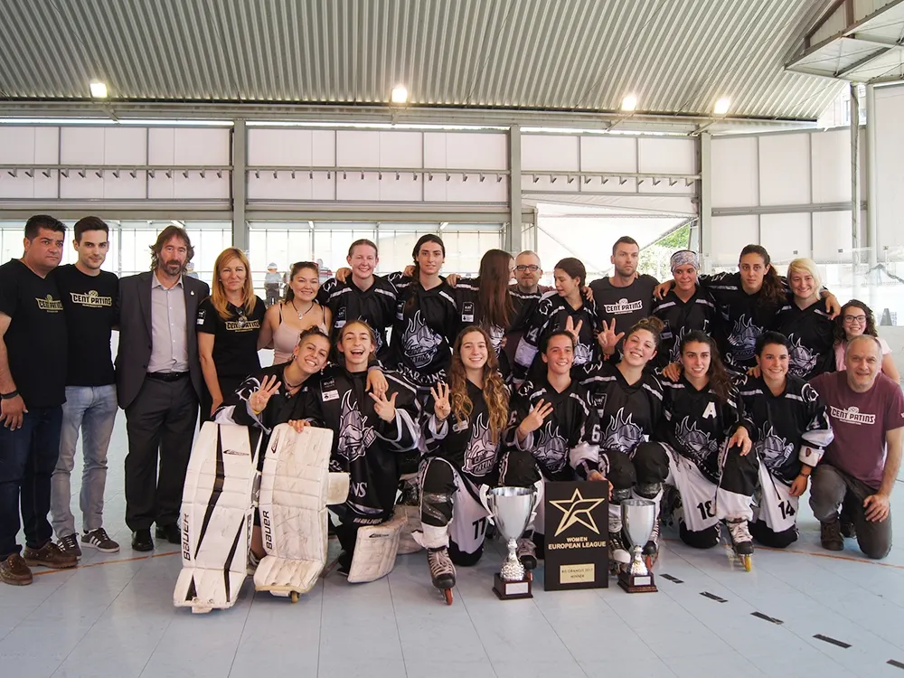 Foto per a la història amb les tres copes del Cent Patins femení