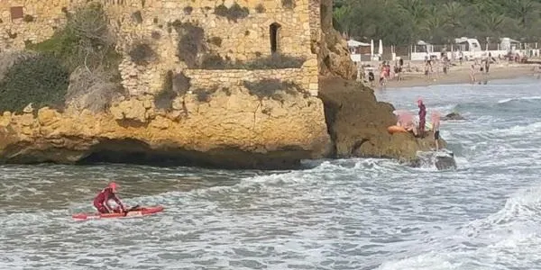 Rescaten quatre banyistes atrapats a les roques de la platja de Tamarit