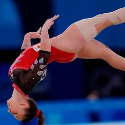 Roxana Popa va tornar a la gimnàstica per disputar els Jocs que no havia pogut disputar i avui s'ha classificat per la final individual