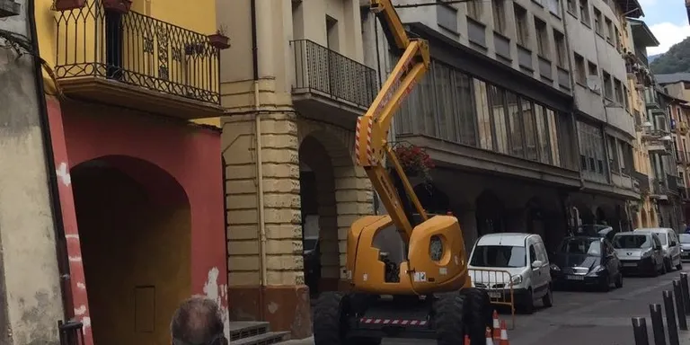 L'Ajuntament de la Seu d'Urgell ultima la consulta sobre quan es renovarà el ferm del carrer Major