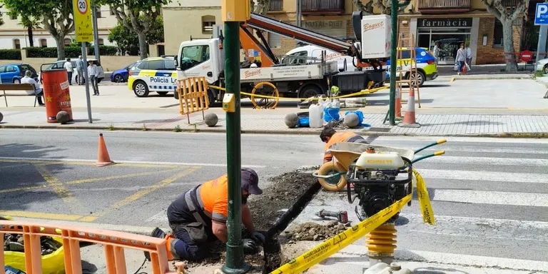 Les obres per arreglar els semàfors de la cruïlla de la carretera amb el pont de Lourdes provoquen canvis en la circulació