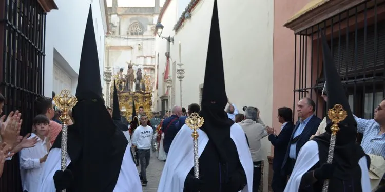 La hermandad de la Vera-Cruz y Beatriz Hurtado, en el estreno de ‘Semana Santa en la Campiña’