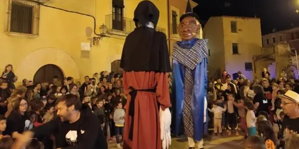 Els infants d’Altafulla desperten els gegants per gaudir de la Festa Major