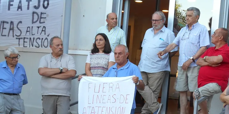 Els veïns preparen una manifestació contra les línies elèctriques pel setembre