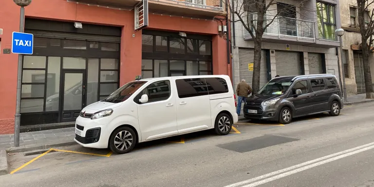 Prova pilot de la nova parada de taxis al costat de l'estació d'autobusos de la Seu d'Urgell