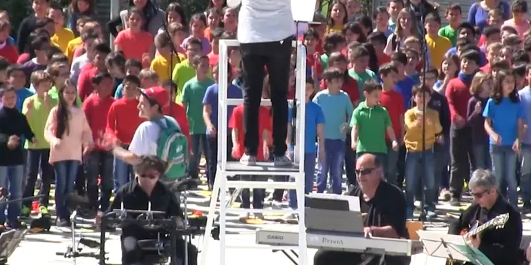 750 alumnes omplen el Castell amb la 3a Cantata escolar
