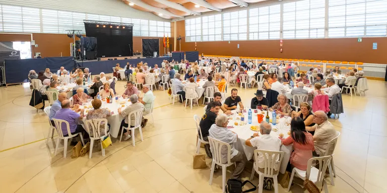 Constantí homenatja la seva gent gran amb un dinar de germanor al Paveló Poliesportiu