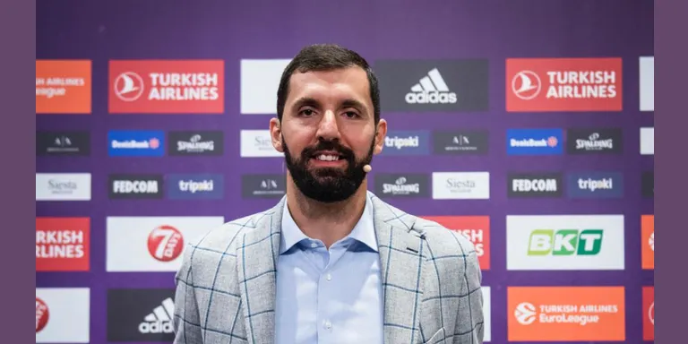 Nikola Mirotic rep el premi a MVP de l’Eurolliga