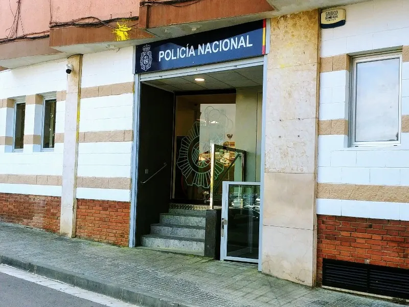 Repinten la façana de la Policia Nacional que va patir actes vandàlics