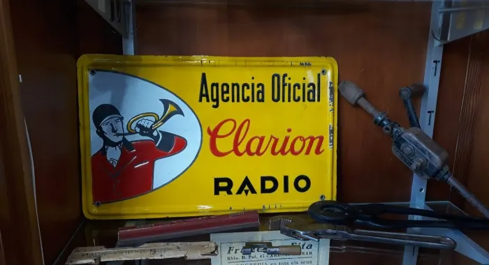 La Ferreteria Fita anirà canviar l'aparador cada mes amb elements històrics (foto: Ferreteria Fit