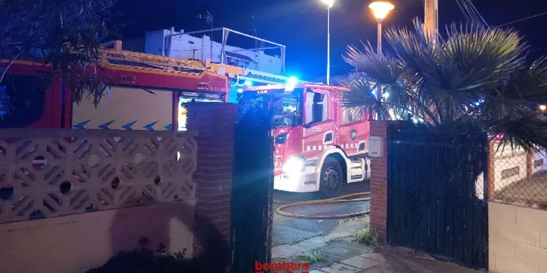 Un incendi afecta greument un pis del barri de Clarà sense deixar ferits