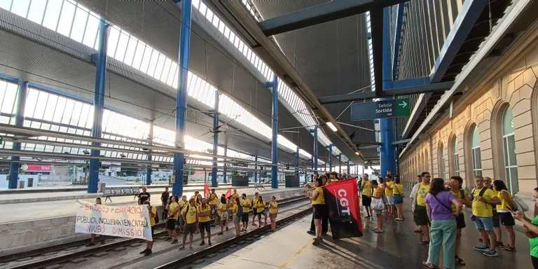 'Per una educació pública, inclusiva i en català': més d'un centenar de professionals del sector educatiu surten als carrers de Lleida en el primer dia de curs escolar