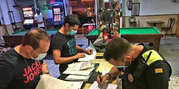 Denuncien quatre locals de Torredembarra per consum de tabac de xixa