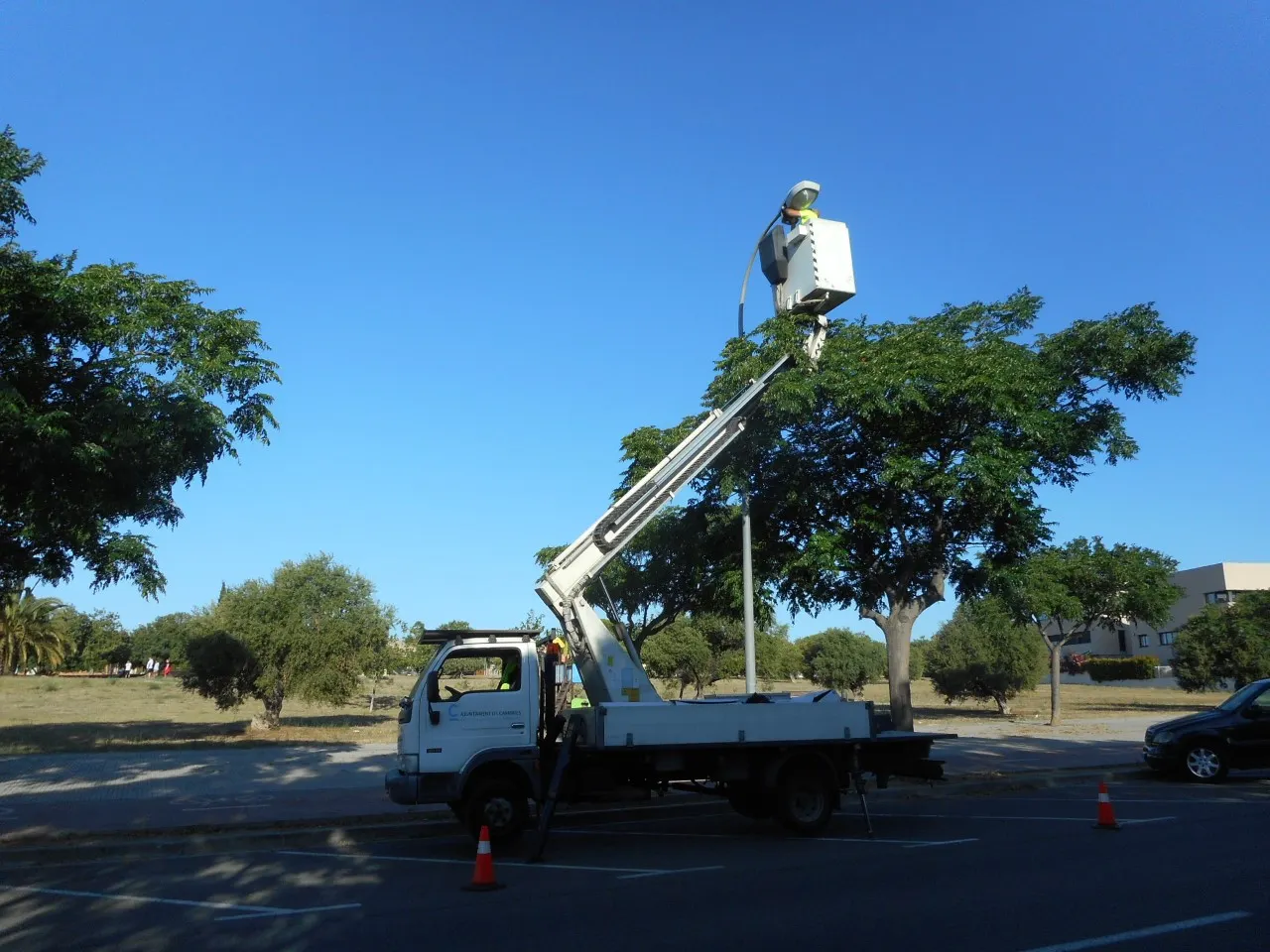 L’Ajuntament de Cambrils continua substituint les lluminàries dels carrers per millorar l’eficiència