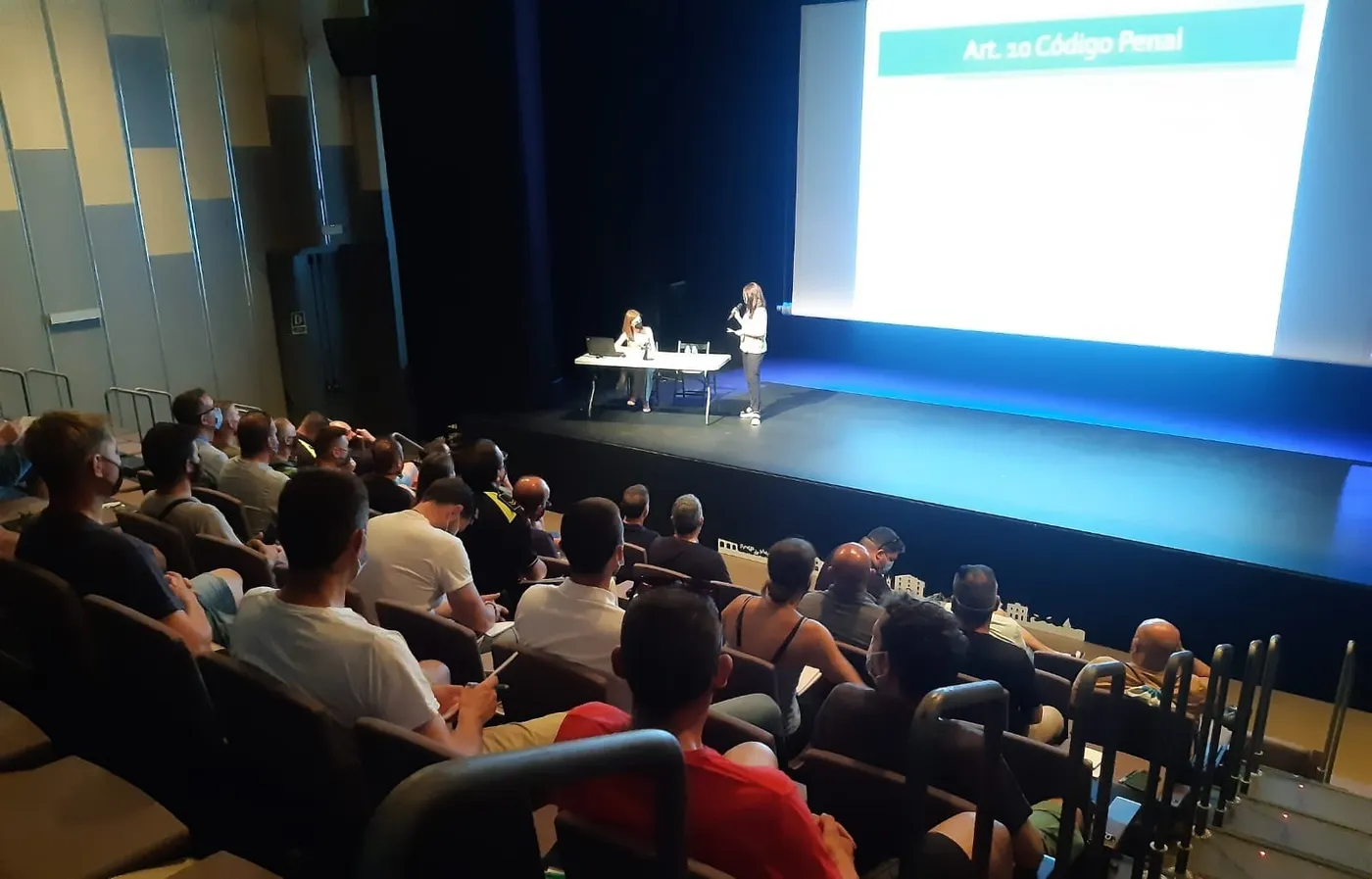 L'Auditori de Pineda acull una formació en dret penal amb l'assistència de policies d'arreu de Catalunya