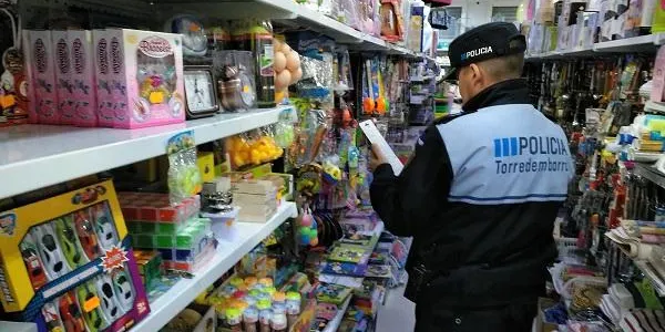 La Policia Local de Torredembarra requisa disset productes irregulars de diverses botigues del municipi