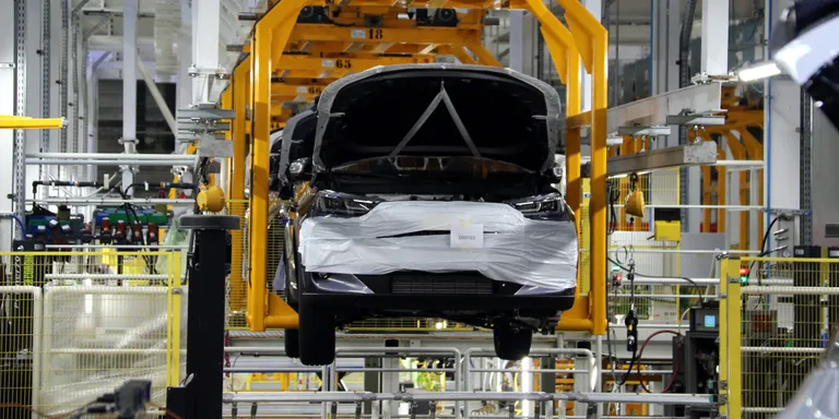 Un treballador d'Ebro perd la vida després d'un accident laboral durant la descàrrega de xapa
