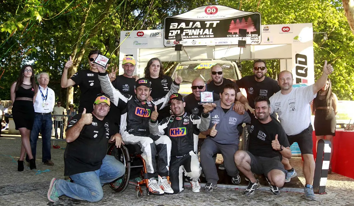 Isidre Esteve, amb el seu equip (Foto: KH-7 Sport)