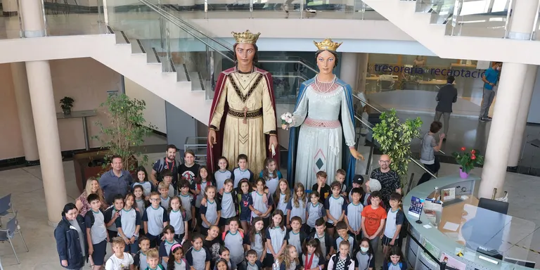 L’Ajuntament de Cambrils rep la visita d’una setantena d’alumnes del Col·legi Vidal i Barraquer