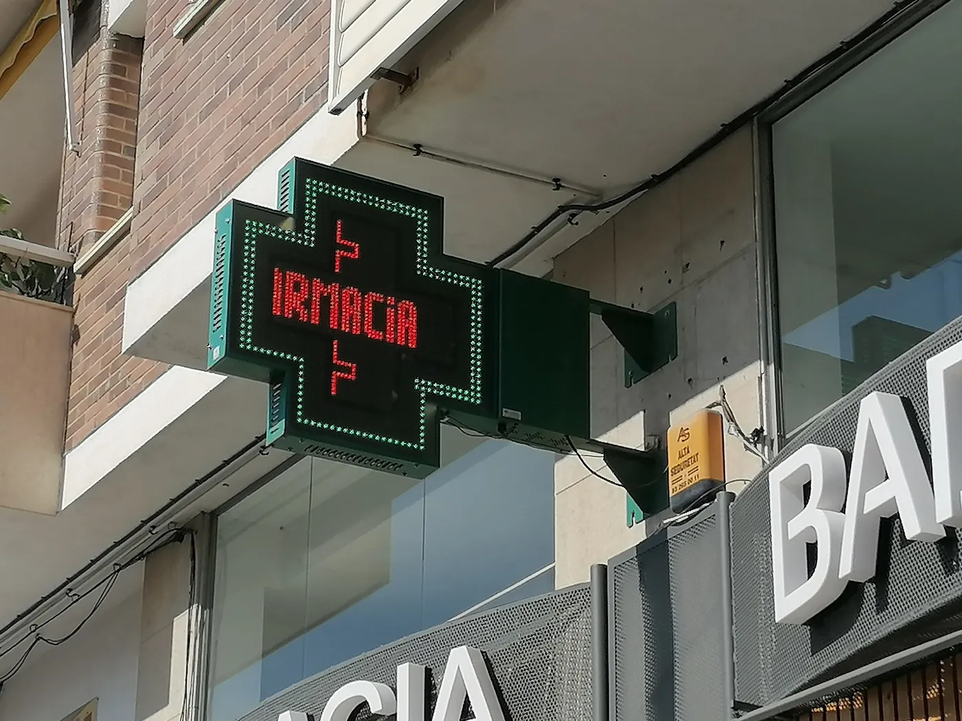 Teresa Badia, farmacèutica: 'Es treballa en el protocol perquè poguem fer test COVID a les farmàcies'