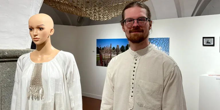 L'artista finlandès Tarmo Thostöm presenta l'exposició “Reinterpretant les puntes" a Arenys de Mar