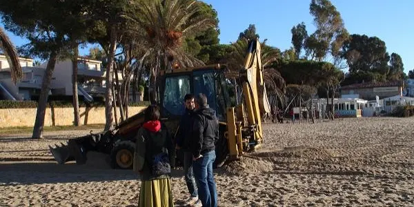 Restitueixen les dunes de Voramar per protegir el parc de l'envestida de les onades