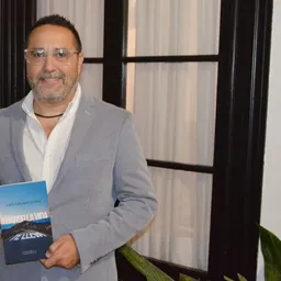 El utrerano Jesús Doblado presenta en COPE Utrera su libro 'Cuando la vida te lleva' - episode art