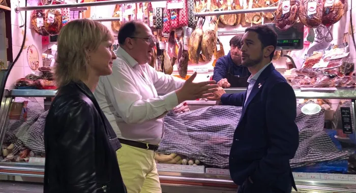 Vivianna Pérez, Estanis Fors i Damià Calvet han visitat el mercat municipal
