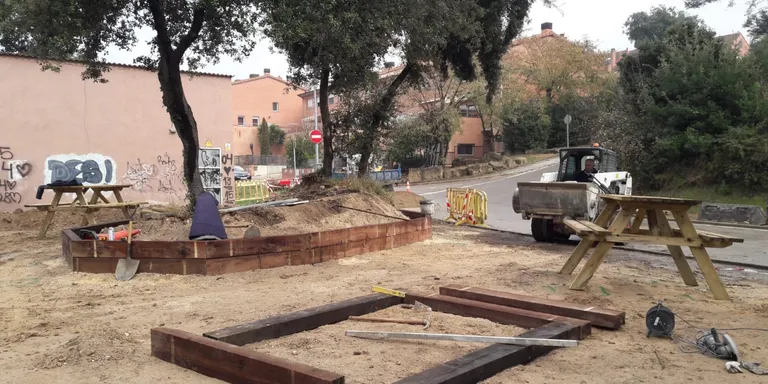 Han començat les obres d’adequació de la zona verda de Torre Negrell situada al carrer Cingles de Bertí per convertir-la en un espai lúdic, amb jocs infantils i zona de repòs