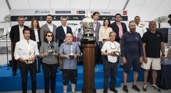 L'equip del Rats recollint el guardó (foto: La Vanguardia)