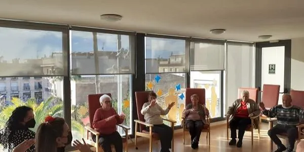 La gent gran del Centre de Dia Marinada de Roda comença l'any amb tallers de flamenc inclusiu