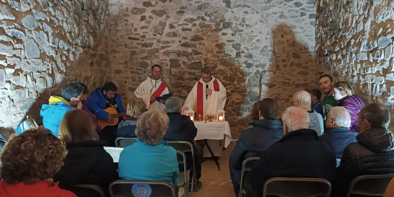 L'aplec de Sant Andreu recupera la missa dins l'ermita més d'un segle i mig després