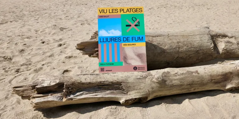 Arenys de Mar vol prohibir fumar a les platges el 2026