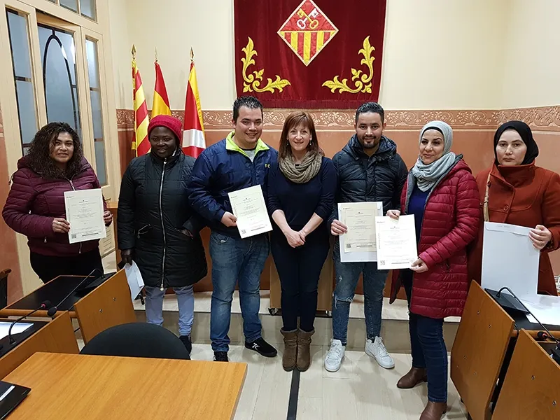 La regidora de Serveis Socials, Marta Garcia, amb els sis primers immigrants rubinencs que han rebu