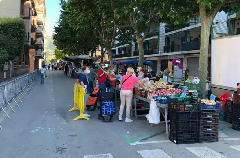 L'Ajuntament de Pineda estudia alternatives perquè puguin muntar el màxim de parades dels mercats en fase 3