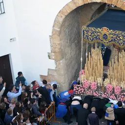 El capataz de la Virgen de los Desamparados descubre cómo viven el paso por el Arco de la Villa - episode art